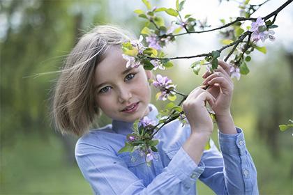 022虎年农历六月初二日出生女孩缺金缺土怎么起名？"