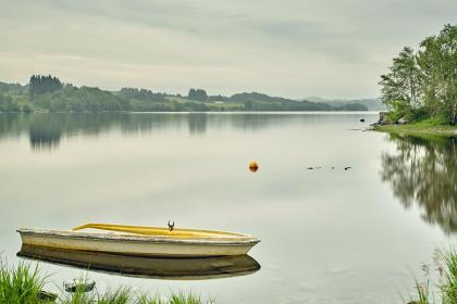 019年8月27号丑时出生的男孩怎么起名字，五行属什么"